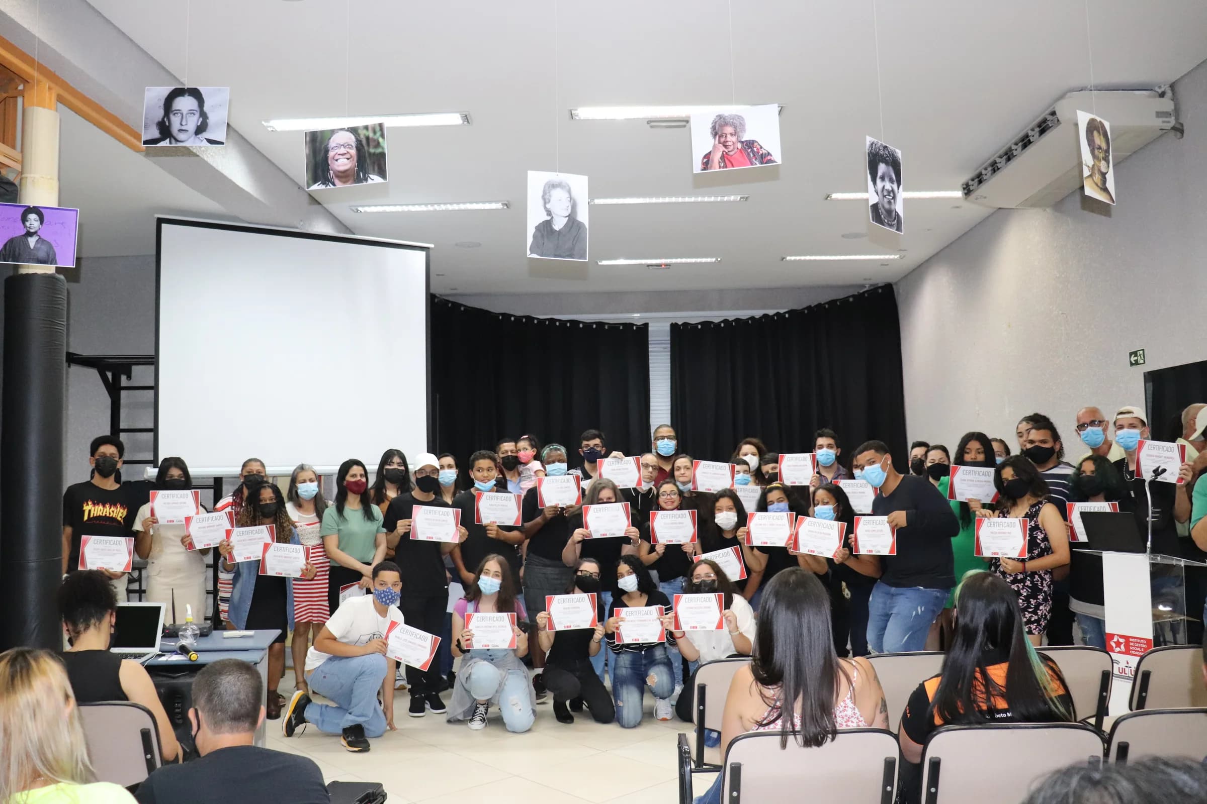 Estudantada recebe certificados na formatura do Espaço Cultural