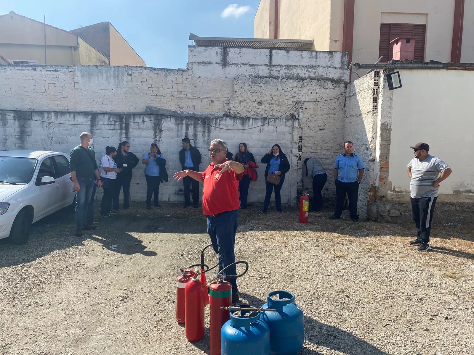 Agentes de bordo participam de curso sobre incêndio