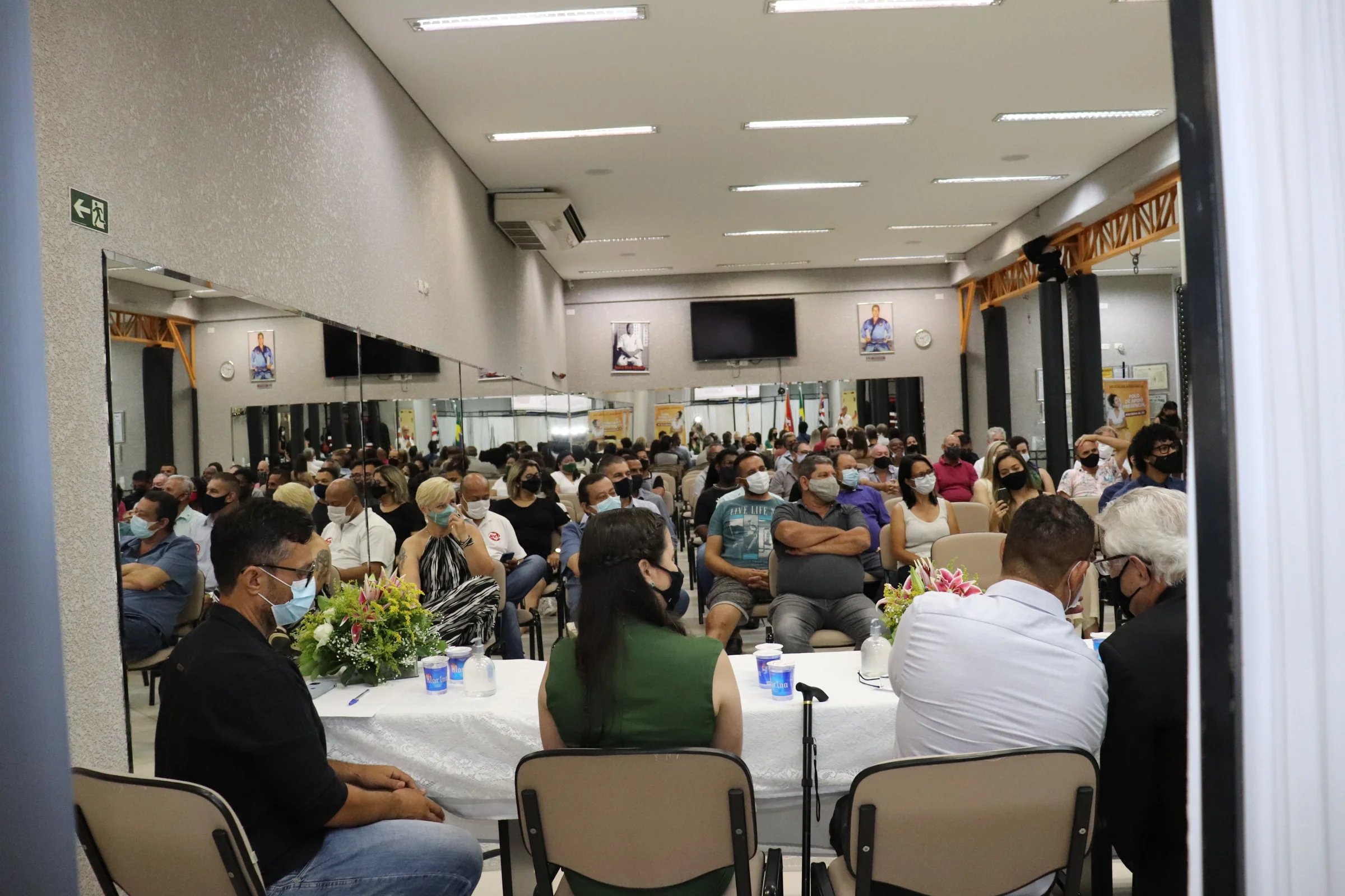 Mulheres dançando com fundo escuro em uma fotografia de longa exposição e movimentos borrados